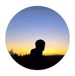 Persona observando el atardecer al aire libre, fondo ideal para reflexionar sobre la eficiencia de paneles solares industriales y energía renovable en entornos naturales y empresariales.